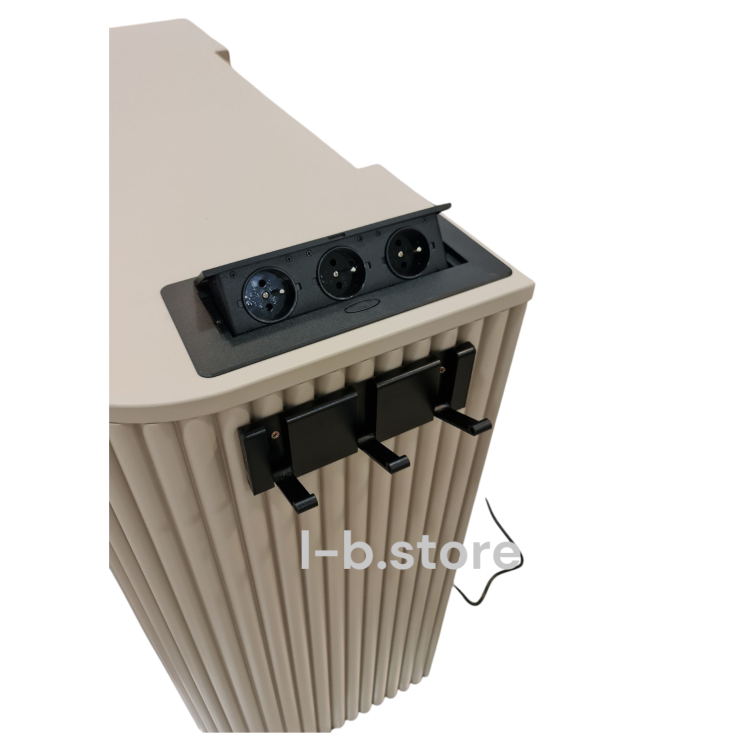 Stolik fryzjerski z gniazdem nablatowym