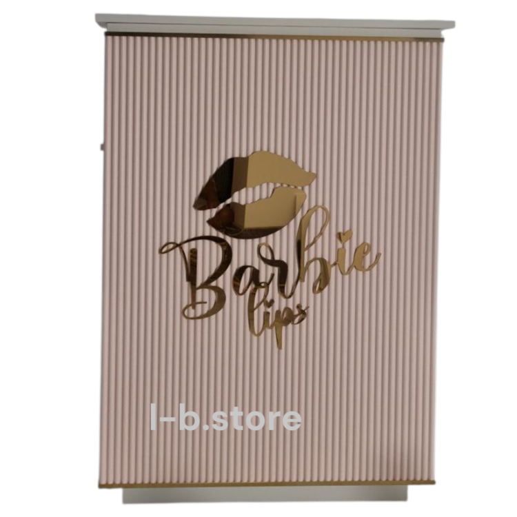 Recepcja z logo firmowym na froncie